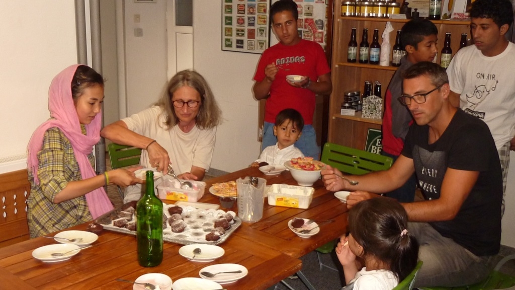 Eis und Kuchen für die Kinder aller Größenresized